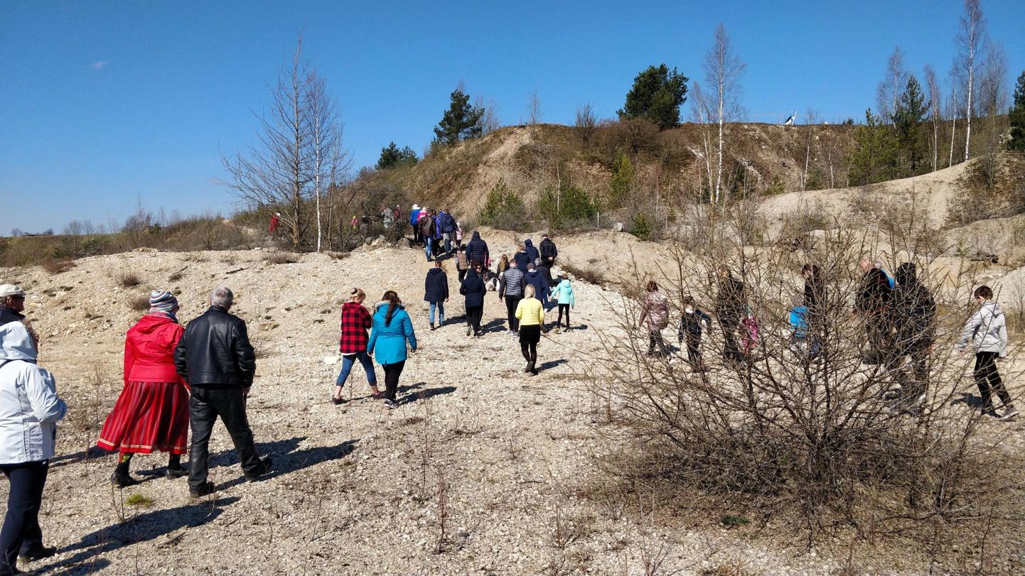 Lavassaare külaselts korraldas aprillis avaliku pikniku, millega näidati vastuseisu geoloogilistele uuringutele ning kaevanduse taasavamisele ja laiendamisele.