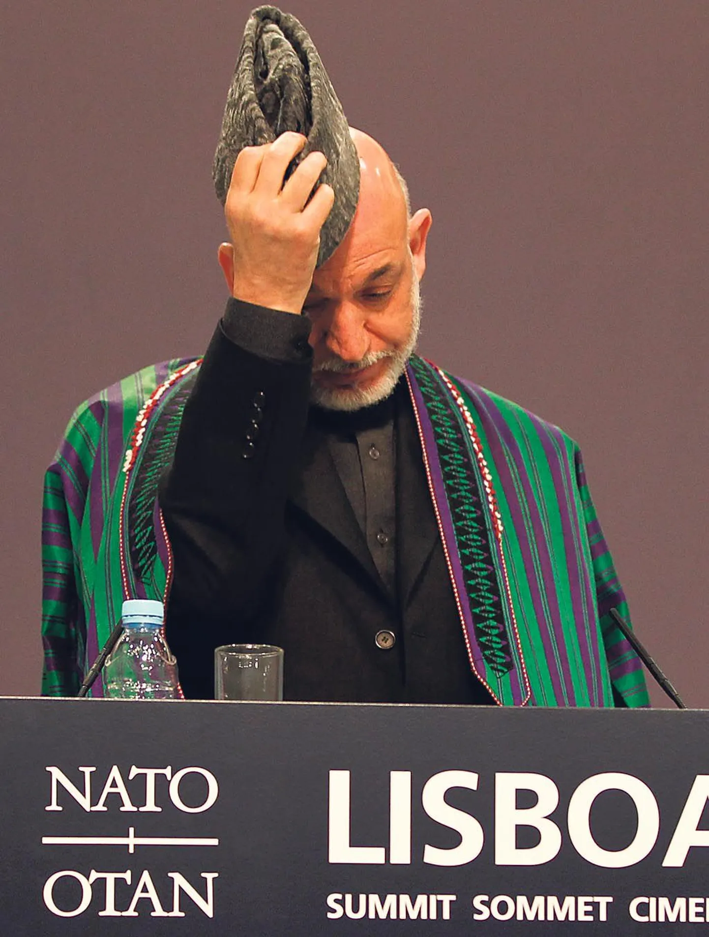Mitmekordset mängu mängib Afganistani president Hamid Karzai, ei oska keegi täpselt öelda. Igal juhul on esimest korda NATO ajaloos saanud ühest kaugest riigist selle kaitseliidu olemise ja tegevuse keskne määraja.