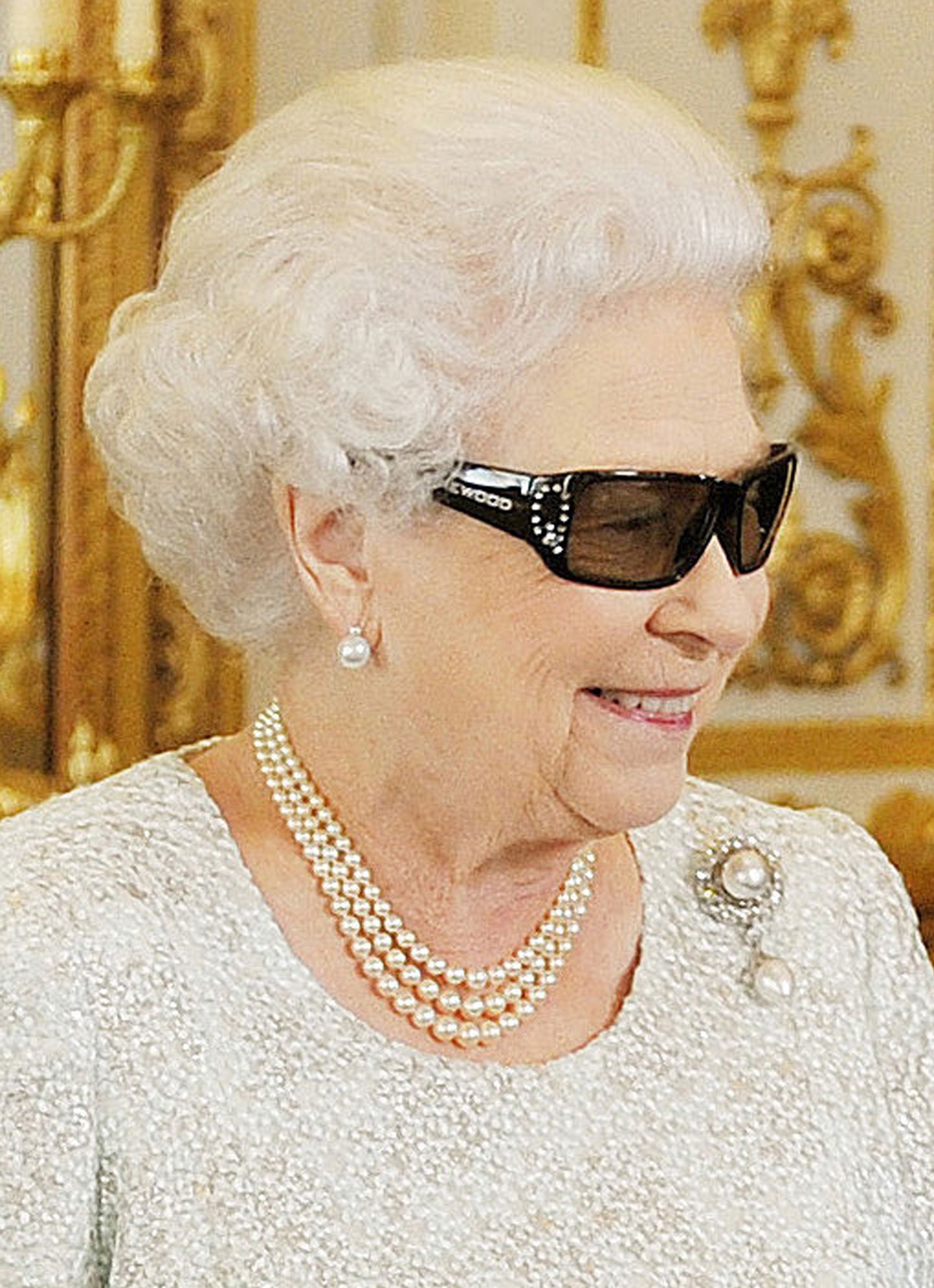 Kuninganna Elizabeth II 3D-prillidega jõulutervitus Buckinghami palees Londonis, 07.12.2012