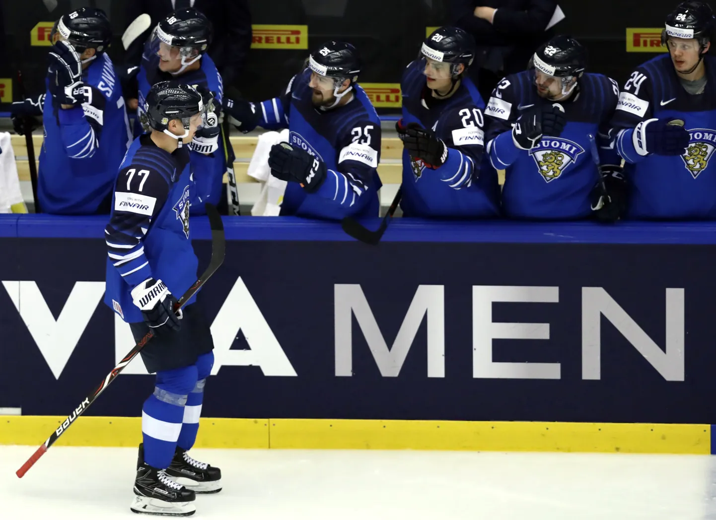 Markus Nutivaara (jääl).