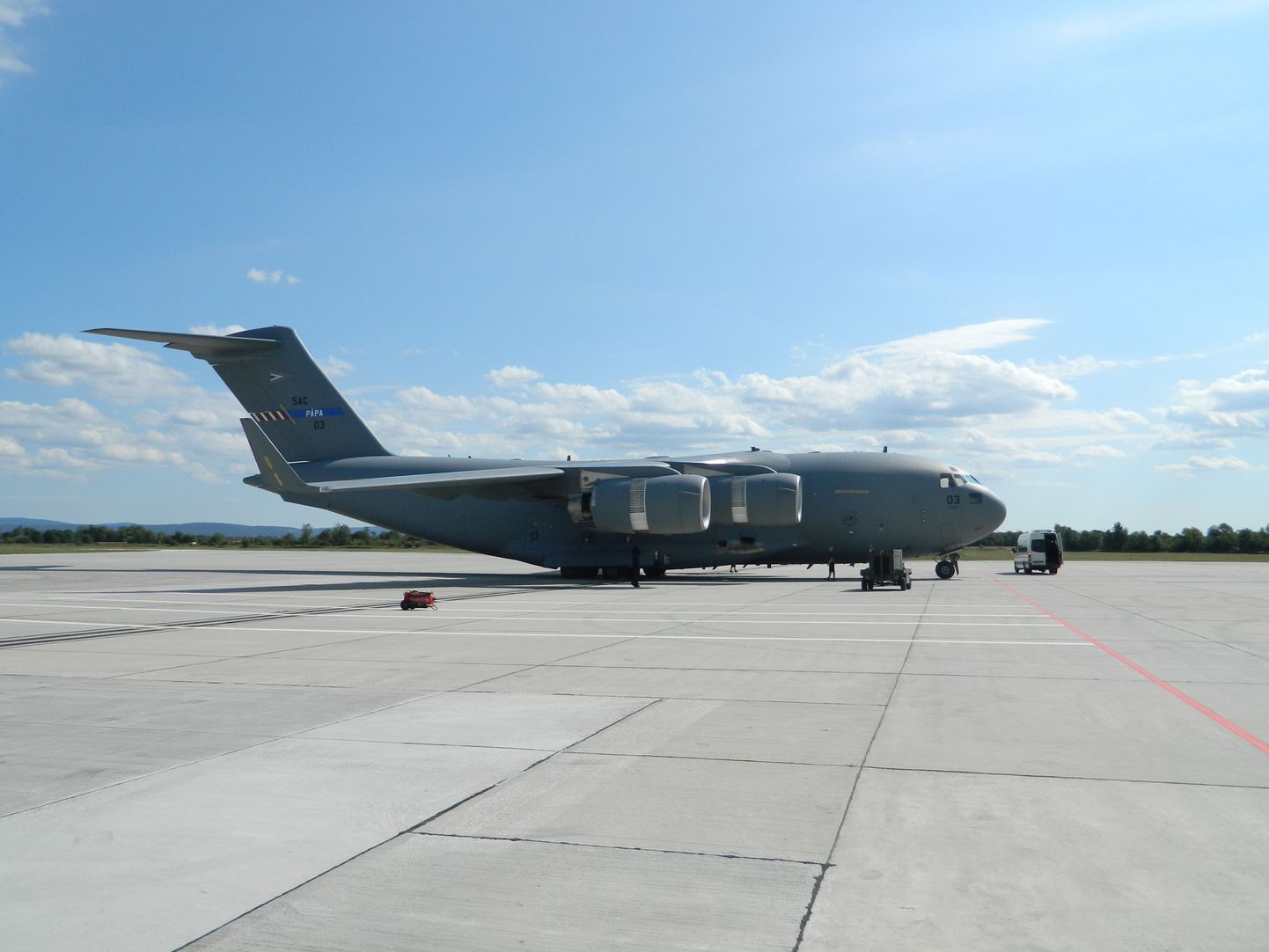 Üks kolmest strateegilise õhutranspordi programmiga ostetud C-17 lennukist Pápa lennuväljal.