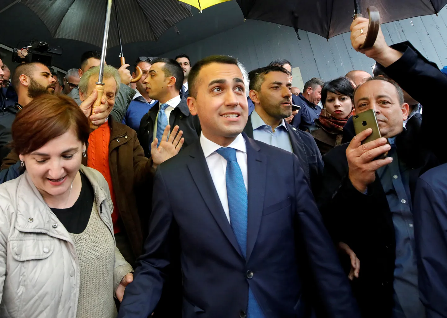 Itaalia asepeaminister ja Viie Tähe Liikumise liider Luigi Di Maio (keskel).