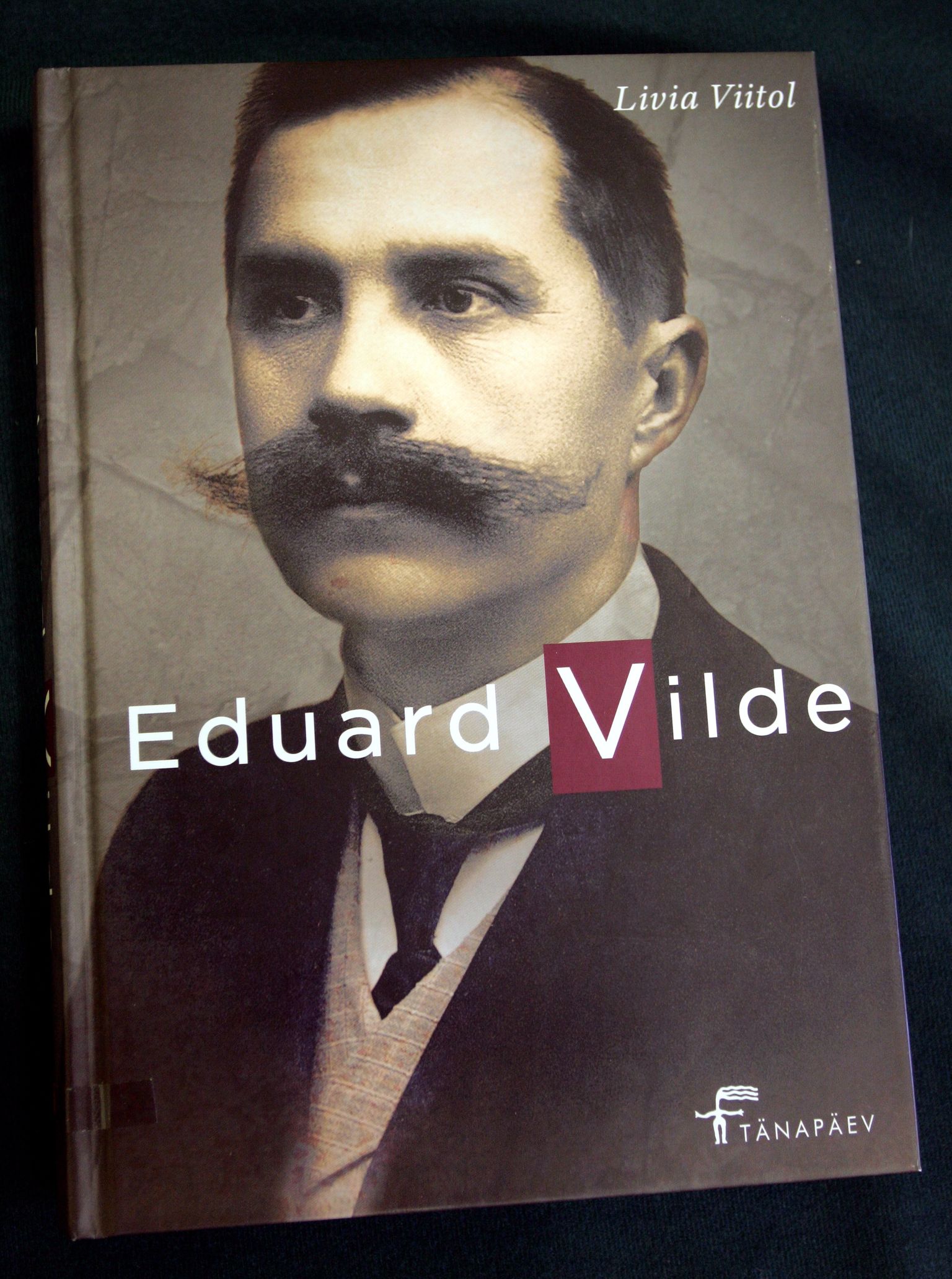 Pildil Livia Viitolile monograafia "Eduard Vilde".