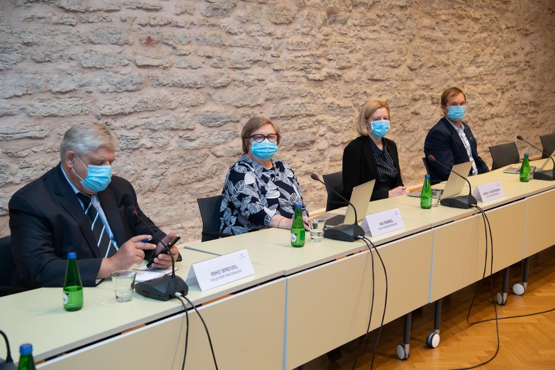 Kultuuri- ja majanduskomisjoni ühisistungil viibinud
Jüri Jaansoni ja Annely Akkermanni (pildil parempoolsed) istekohad olid nakatunuks osutunud inimesest kaugemal kui kaks meetrit.