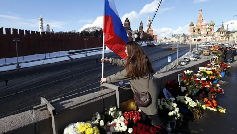 Borisa Ņemcova nāves piemiņas gadadiena slepkavības vietā Maskavā 