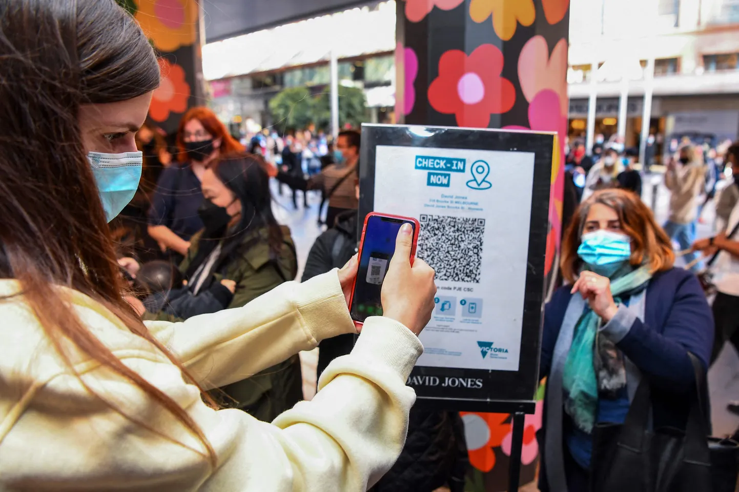 Klient skaneerib QR-koodi, et siseneda kaubamajja Melbourne’is.