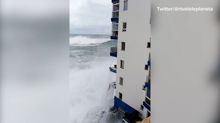 Hispaanias Kanaari saartel Tenerifel purustas võimas laine mereäärse hoone rõdusid