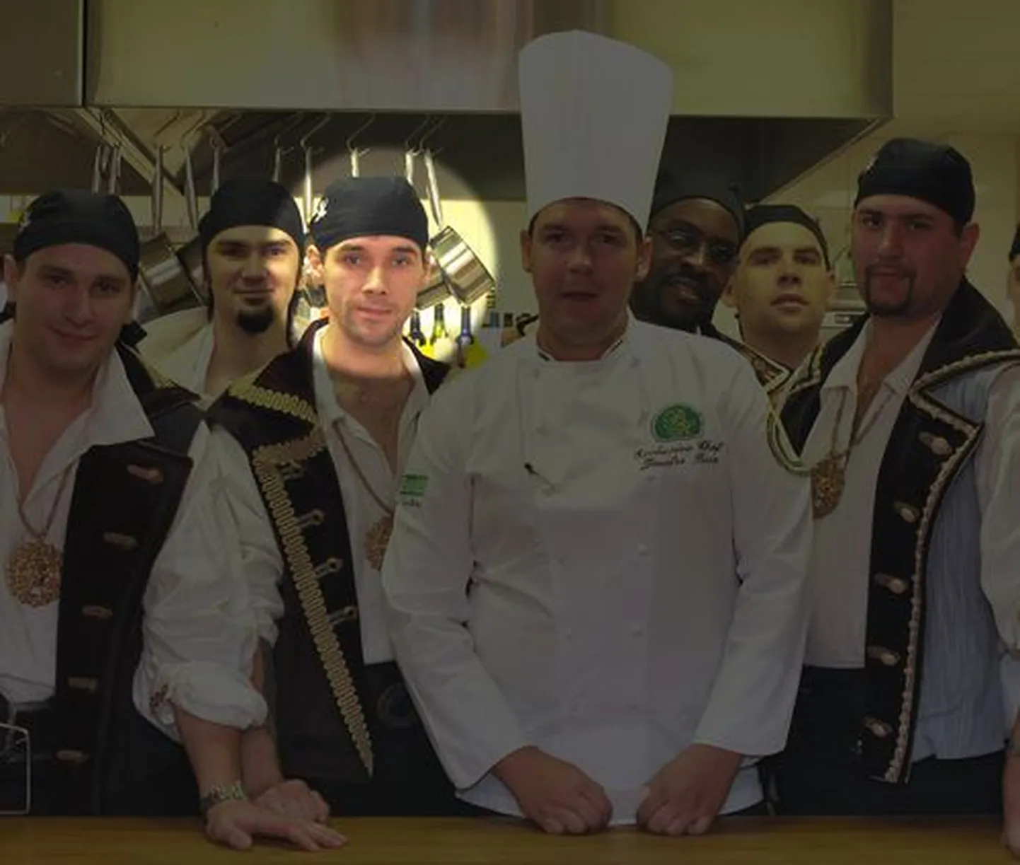 Вячеслав Баюк с коллегами на открытии ресторана «Корсар»