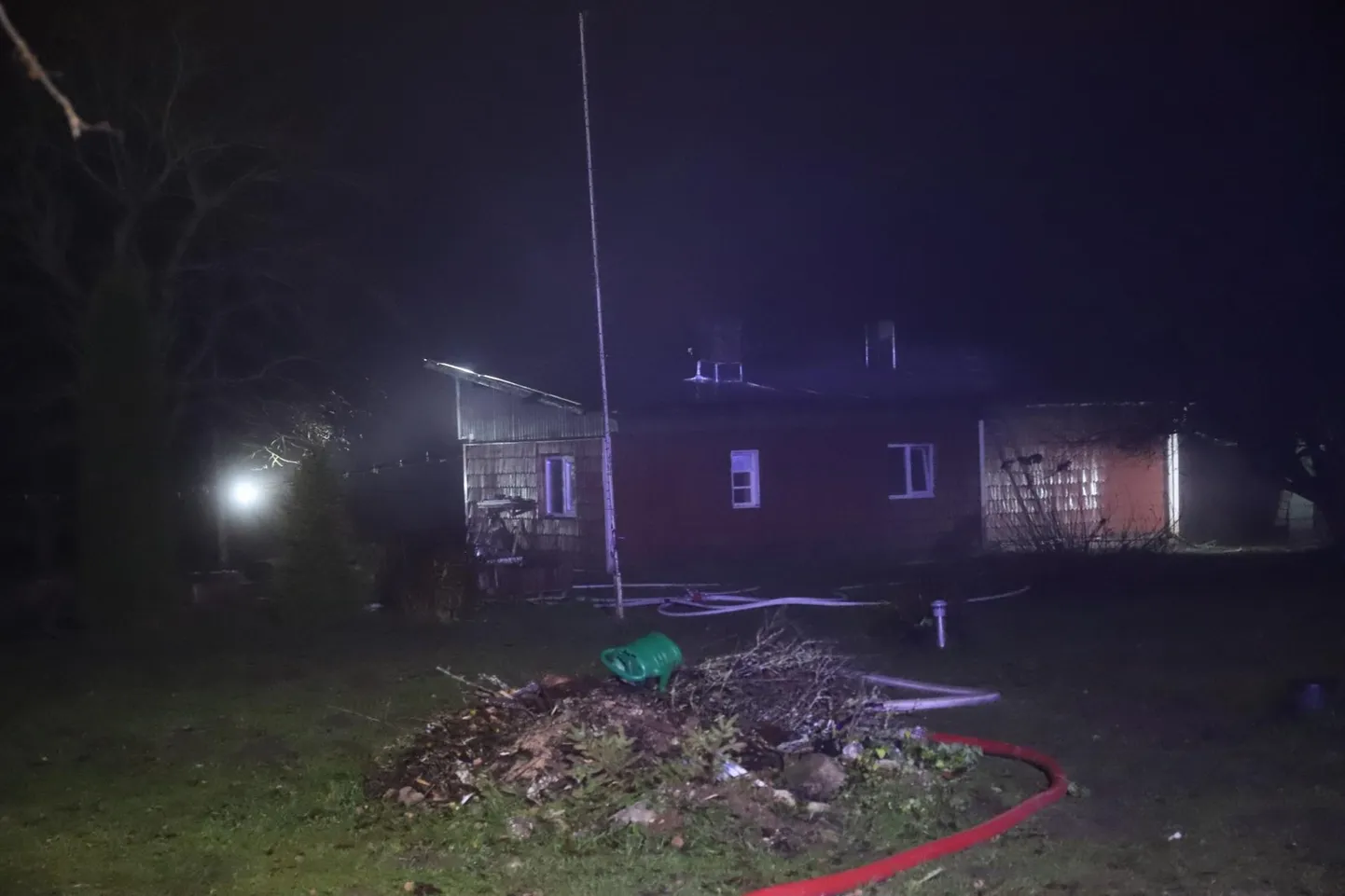 Äntu külas põles maja.
