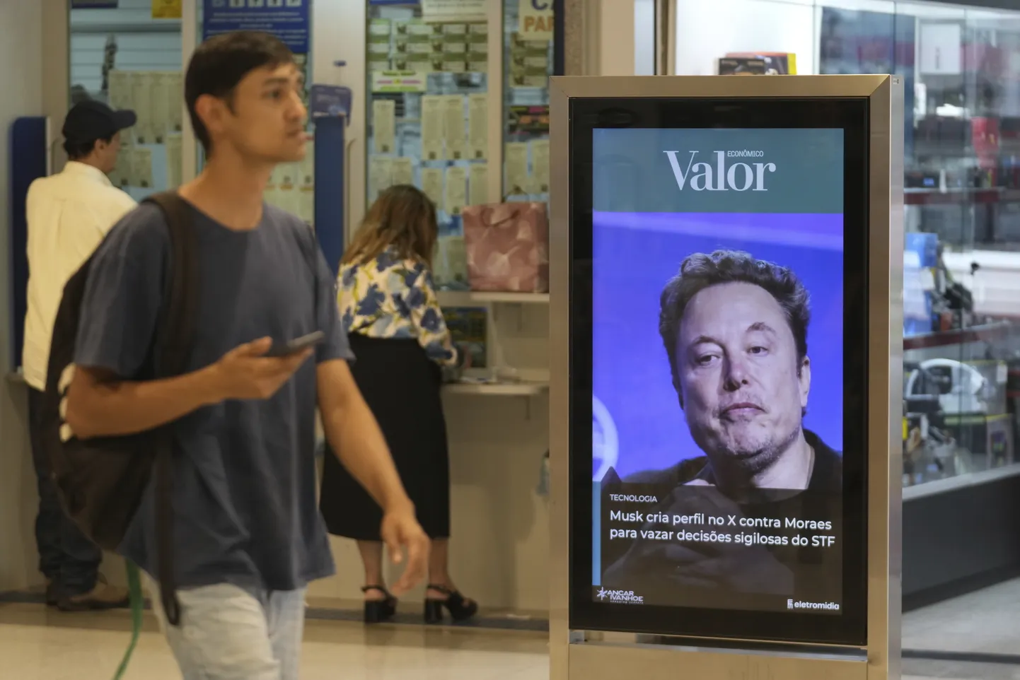 Valor meedia reklaamis on foto Elon Muskist Brasiilias, Brasília ostukeskuses, tehtud esmaspäeval, 2. septembril 2024. Sildil on portugali keeles kirjas: «Musk loob X-is profiili Moraesi vastu, et avaldada ülemkohtu konfidentsiaalseid otsuseid,» viidates ülemkohtu kohtunikule Alexandre de Moraesele, kes andis korralduse platvorm blokeerida, kuna ei nimetatud seadusega nõutud kohalikku õiguslikku esindajat.