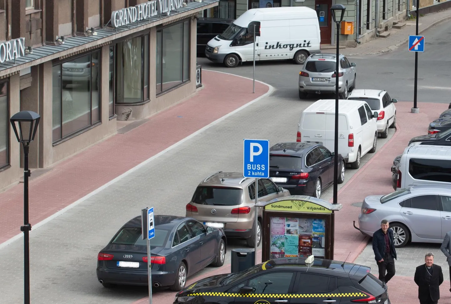 Tartu tänaval kipuvad juhid oma sõiduauto jätma hotelli ette, kuhu on rajatud kahekohaline parkla vaid bussidele.
