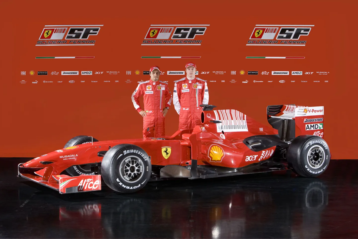Ferrari uue vormel-1 masina juures seisavad piloodid Felipe Massa (vasakul) ja Kimi Raikkonen