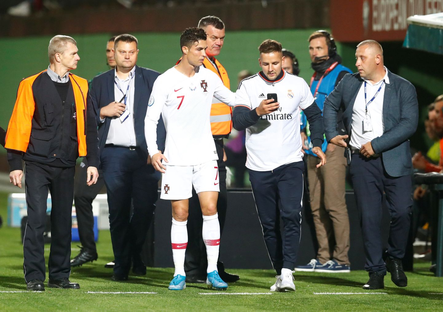 Leedu fänn loodab Cristiano Ronaldoga koos pilti teha ja on telefoni juba valmis pannud.