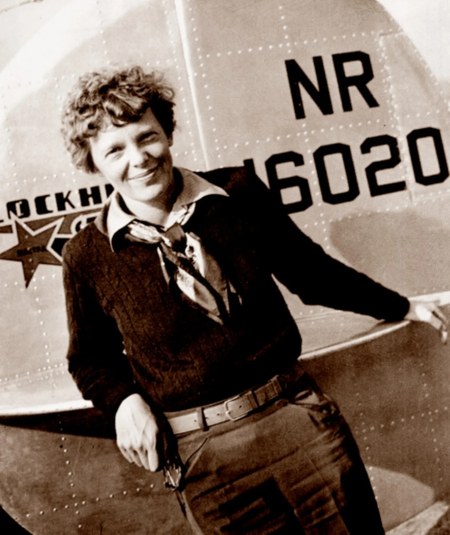 Amelia Earhart poseerimas mais 1937 oma Lockheed Electra 10E lennuki juures