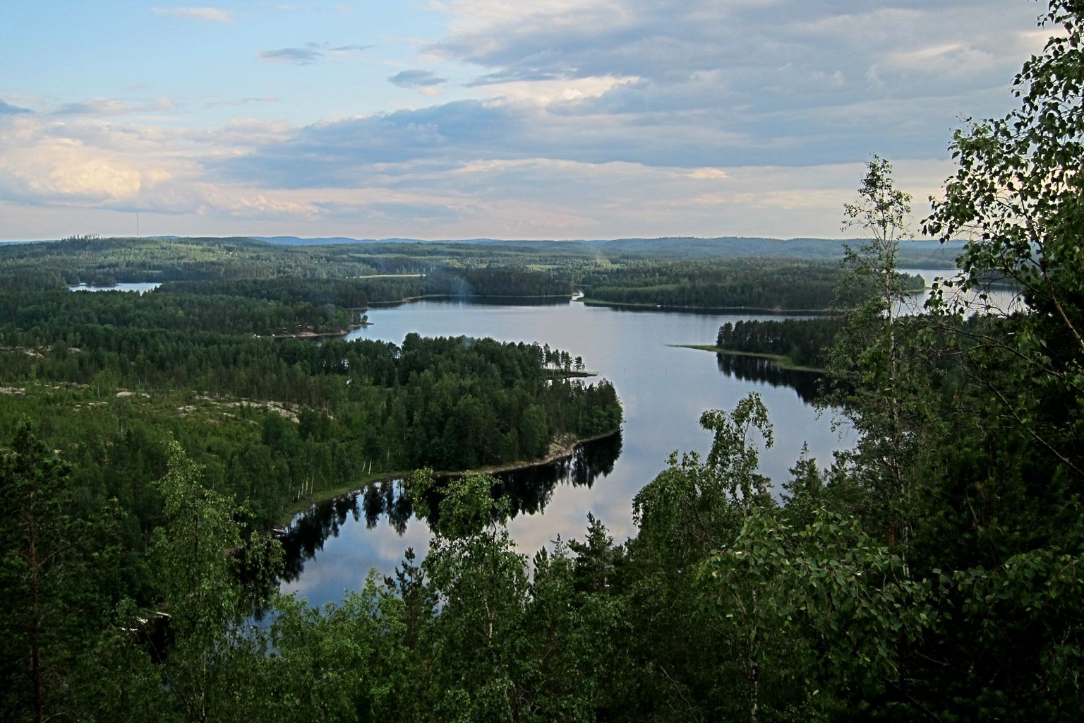 Luonteri järv, mille kaldalt leiti uued kaljujoonised.