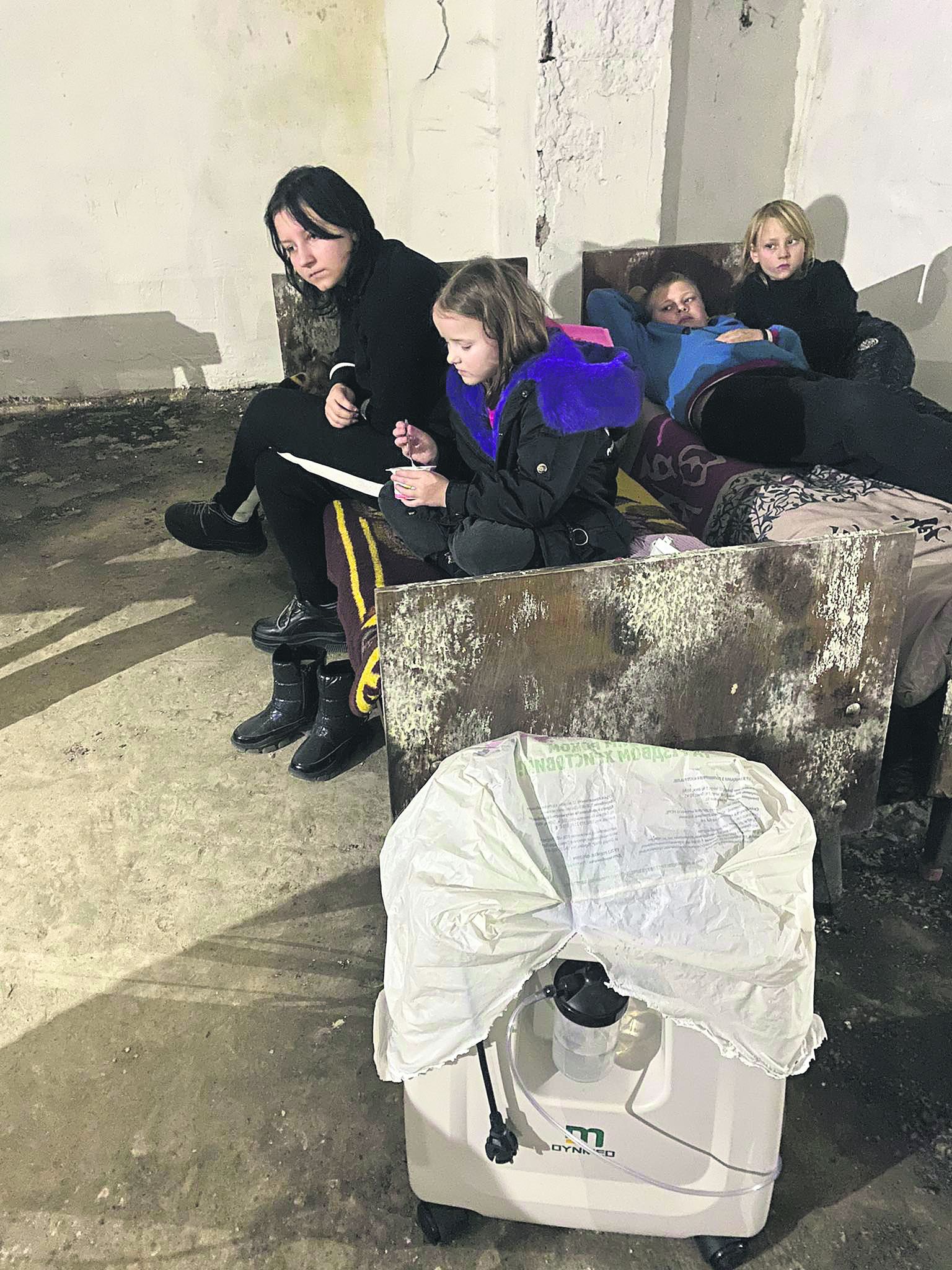 Дети Екатерины Нестеренко в подвале собственного дома пережидают артобстрел. Там Екатерина оборудовала мини-госпиталь, где у ее дочери Пелагеи есть все необходимые медикаменты, чтобы выжить.