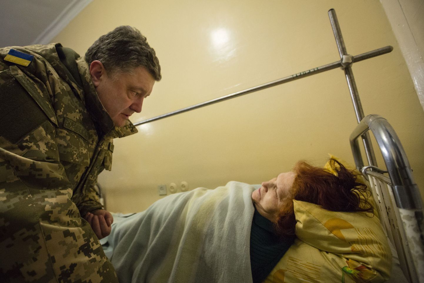 Петр Порошенко посетил раненых в Краматорске.
