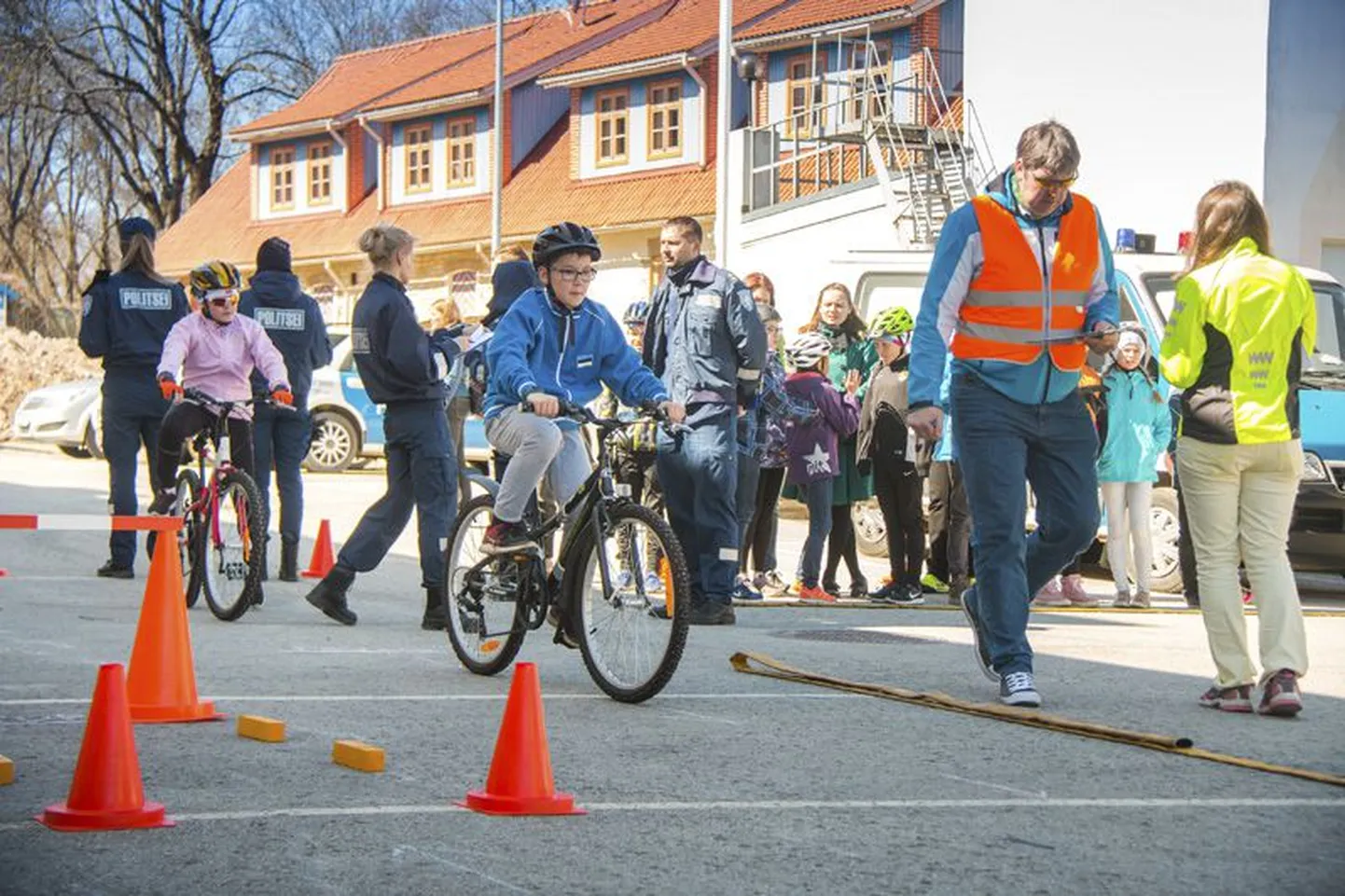 Õpilased tegid vigursõitu.