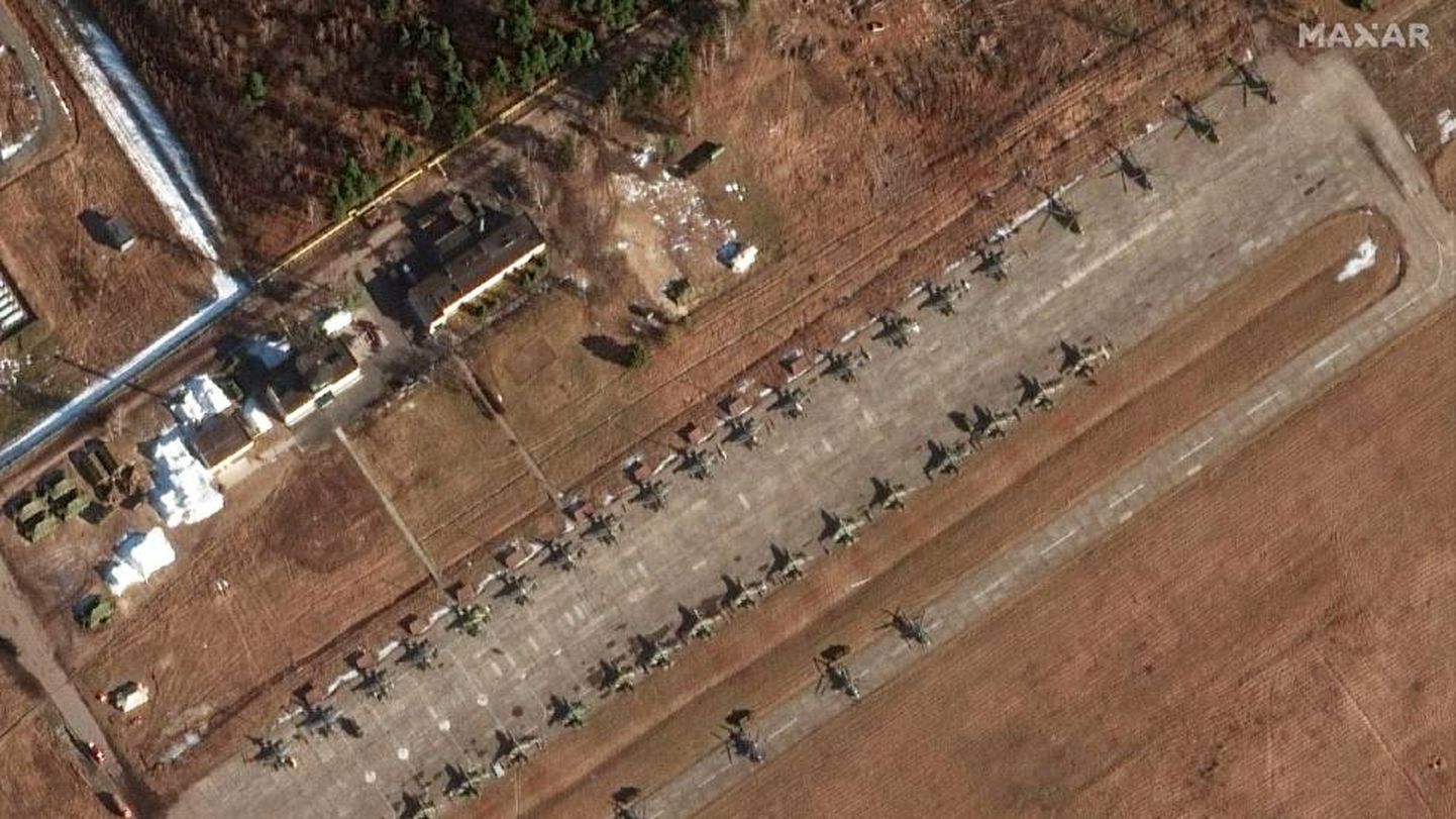 Спутниковый снимок российской техники на белорусском аэродроме накануне вторжения в Украину