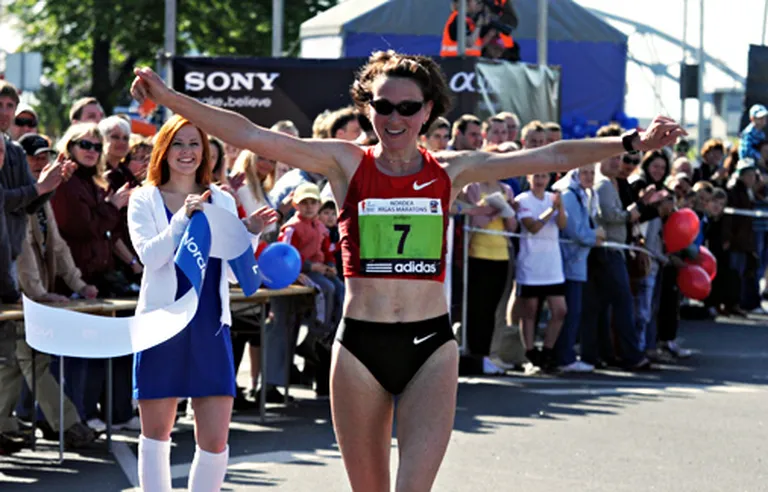 Елена Прокопчук 20 мая этого года победила среди женщин в рижском марафоне на дистанции 21 км и установила новый собственный рекорд 
