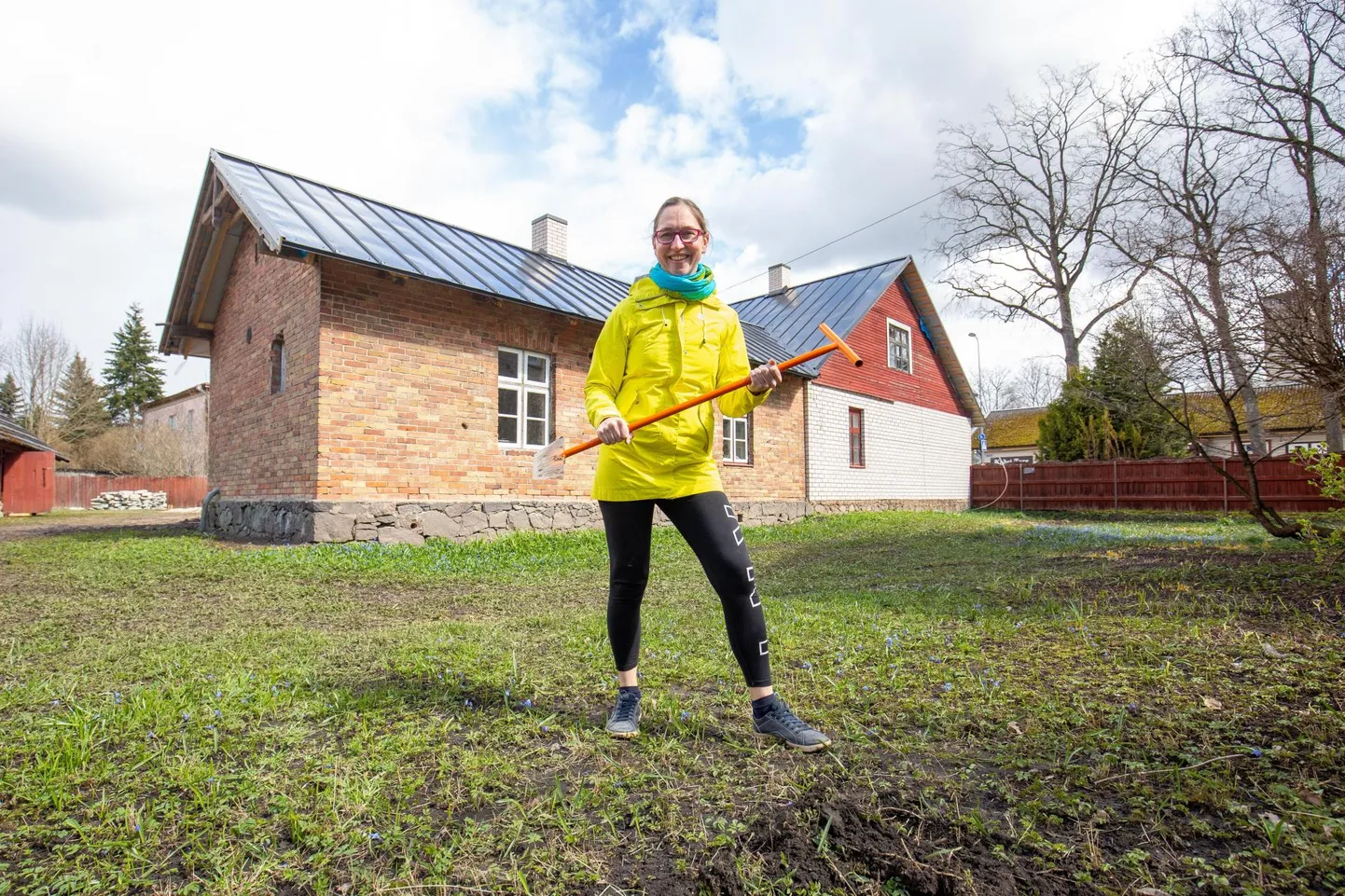 Maarja Brause kiidab Türi OTTilt ostetud Kõhe talus käsitsi valmistatud peenraserva lõikurit, millega on lausa lust tööd teha.