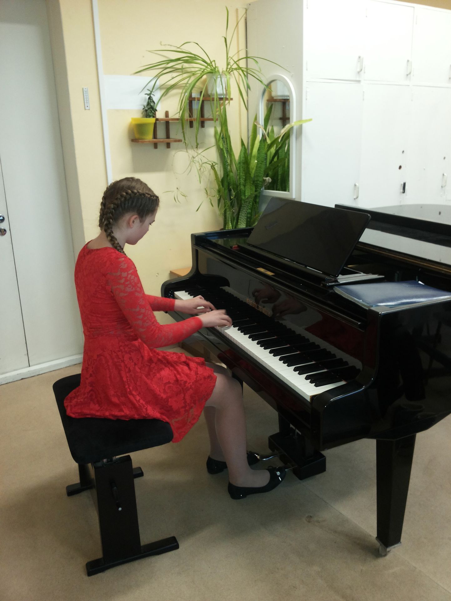 Häädemeeste muusikakooli õpilane Elsbet Muhu mängib klaverit.
