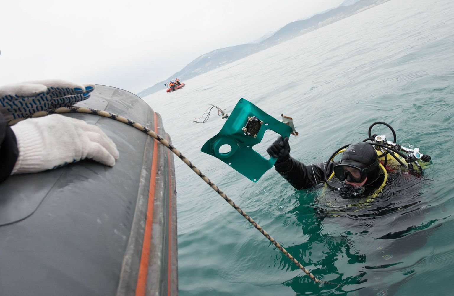 Venemaa eriolukordade ministeeriumi heaks töötav sukelduja toob Mustast merest välja järjekordse tüki allakukkunud lennukist.
