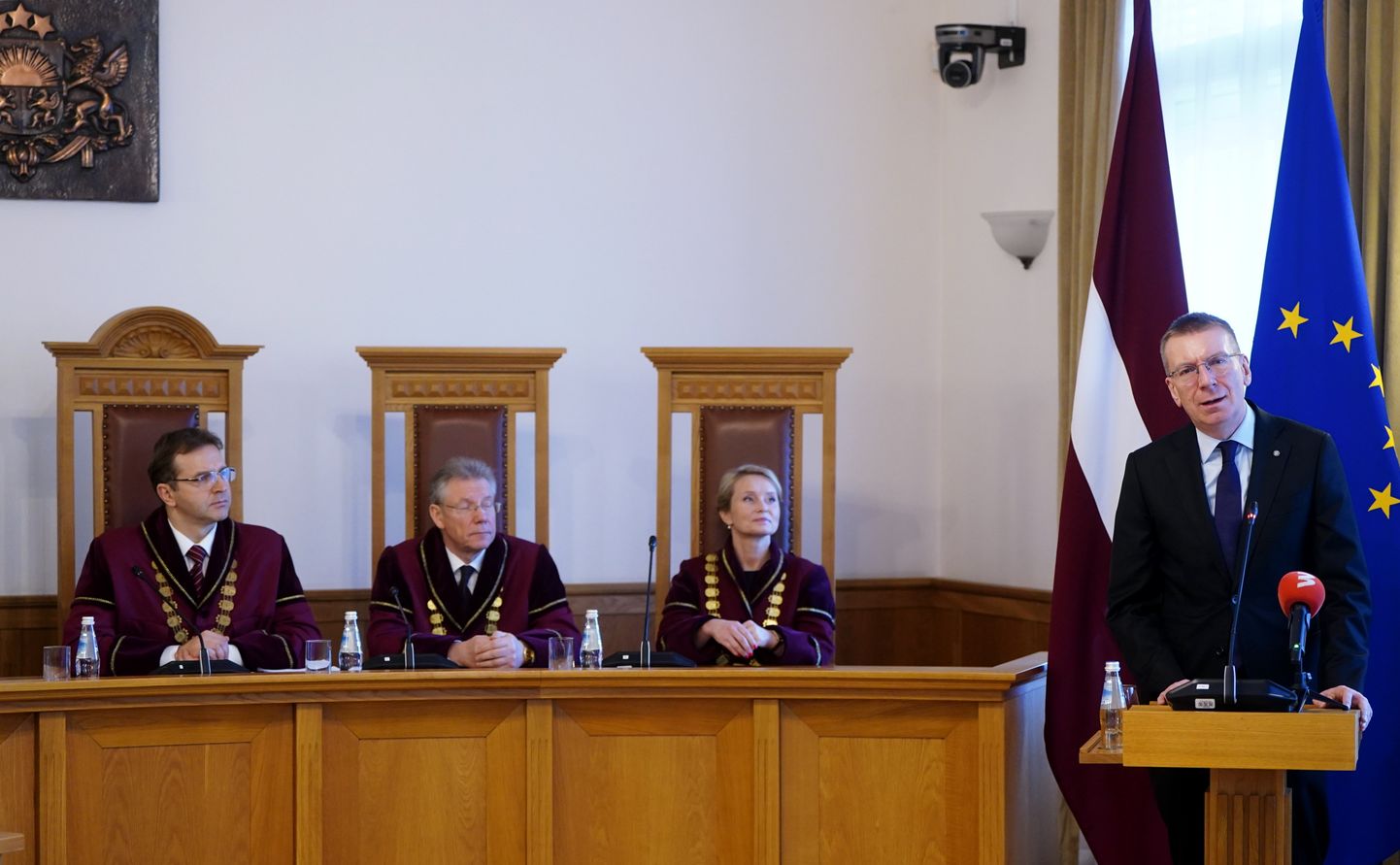 Satversmes tiesas priekšsēdētājs Aldis Laviņš (no kreisās), Satversmes tiesas tiesneši Gunārs Kusiņš un Anita Rodiņa, un Valsts prezidents Edgars Rinkēvičs piedalās Satversmes tiesas svinīgajā sēdē.