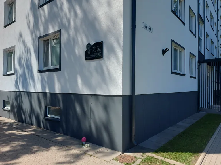 Mälestustahvel on korterelamu Uus 13b otsaseinal.