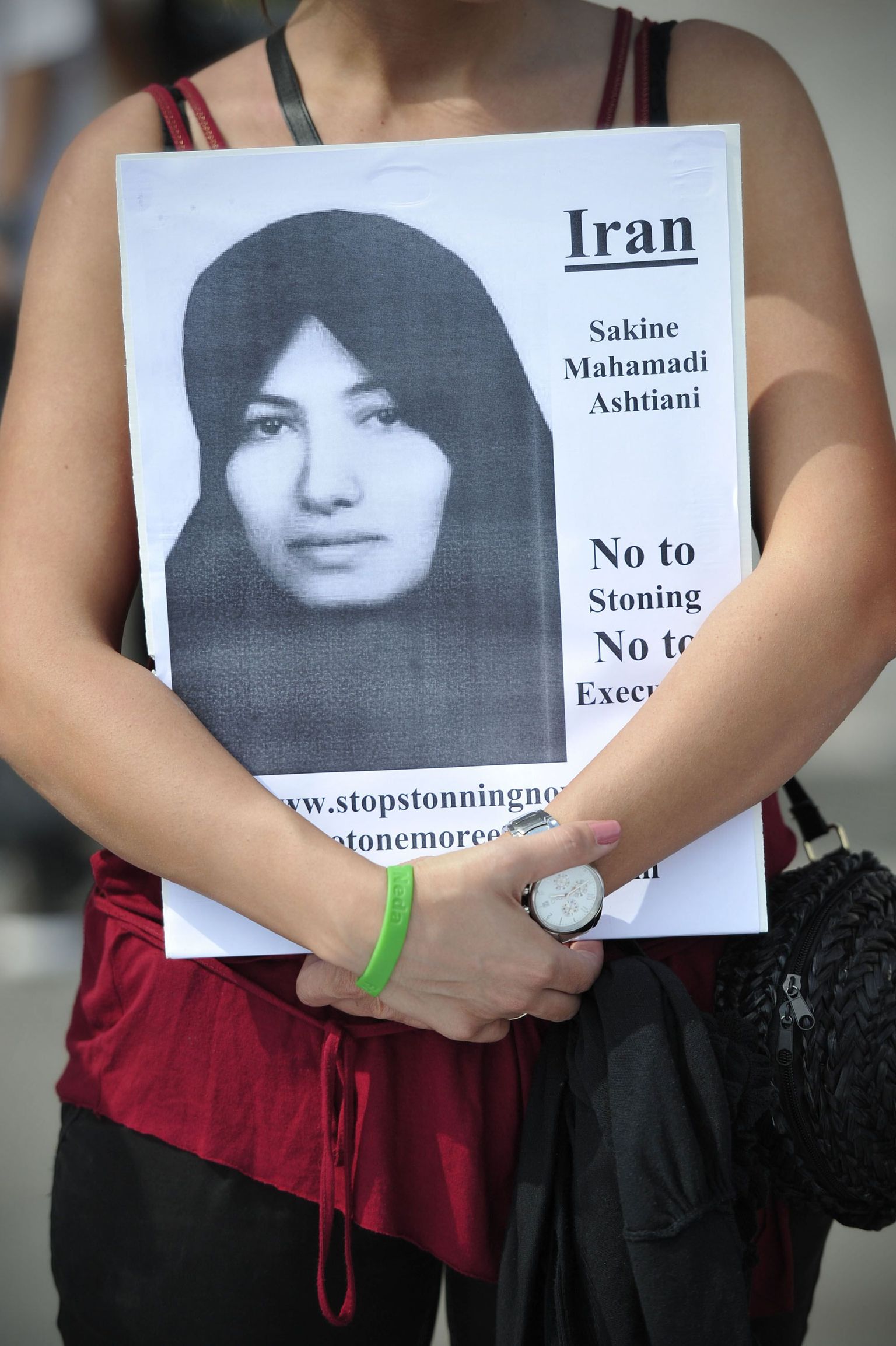 Londoni meeleavaldaja surmamõistetud iraanlanna Sakineh Mohammadi Ashtiani pildiga.