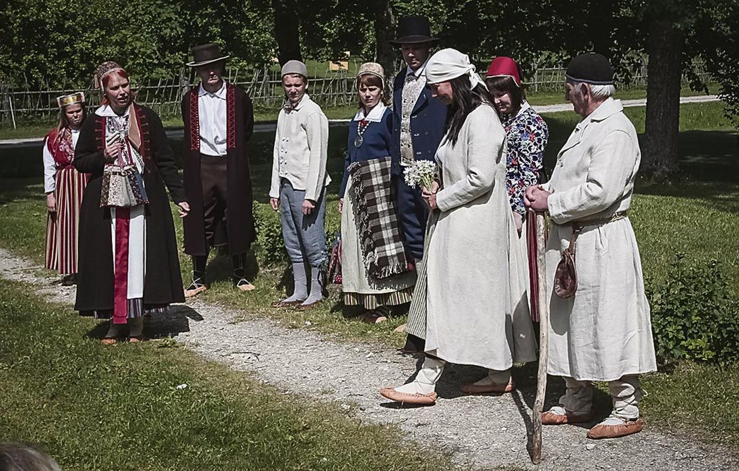 Vändra kihelkonna rõivakollektsioonist rääkis üksikasjalikult Tartu ülikooli Viljandi kultuuriakadeemia rahvusliku tekstiili lektor Inna Raud (vasakul).