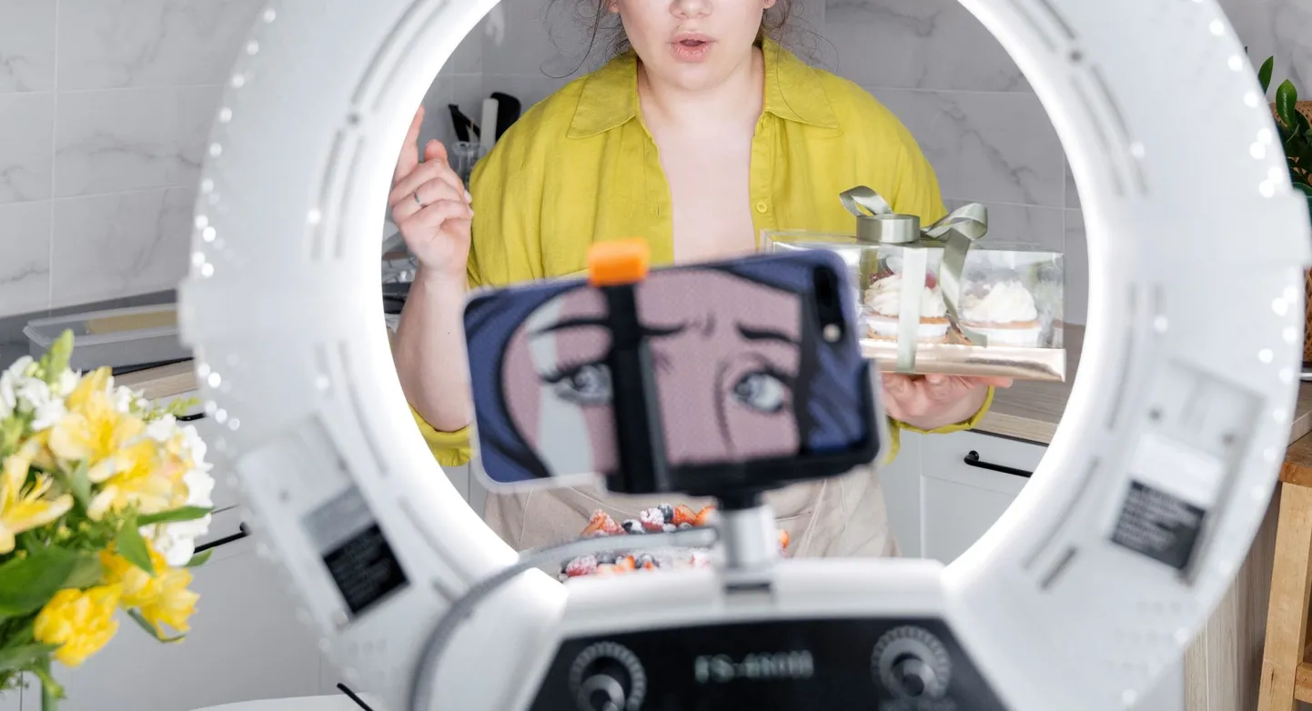 Hiinas on tekkinud ostumõjutajate tööstus, kus toodetakse tehasetingimustes justkui konveieril massiliselt videosisu e-poodide müügi toetuseks. Pilt on illustreeriv.