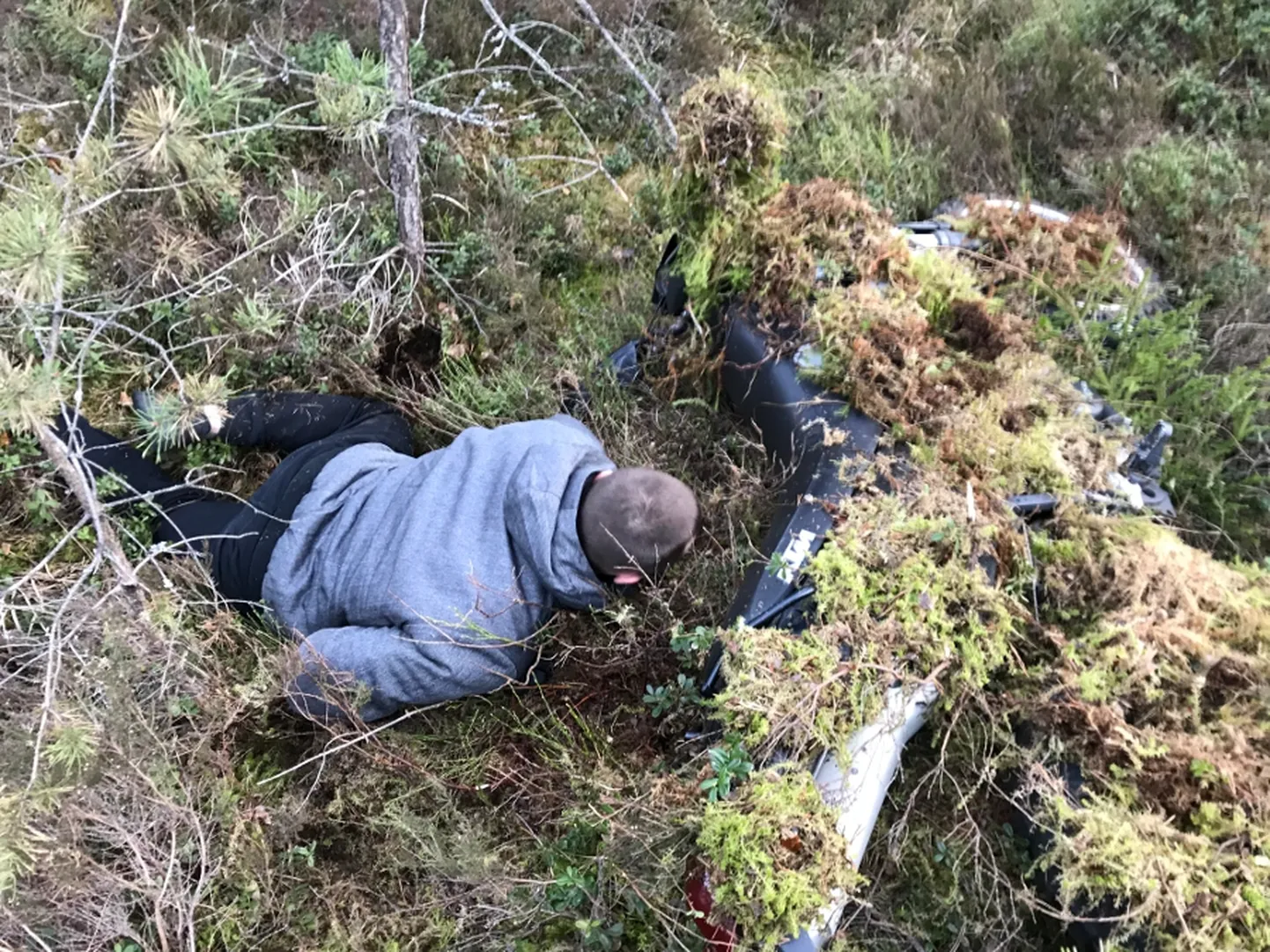 Soisel alal esiti mootorratturit ei märgatud, kuid jalgsi ala kontrollides nägid politseinikud peagi samblatuttide alla peidetud mootorratast ja selle taga külitavat noormeest.