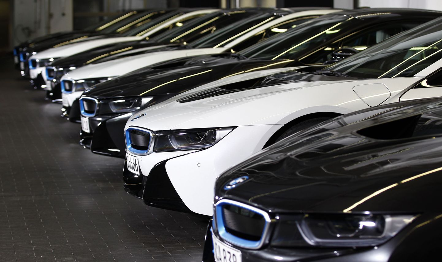 Uued BMW i8 pistikhübriidid Müncheni tehase parkimisplatsil. Bayeri autotootjal on aasta üle ootuste hästi alanud.