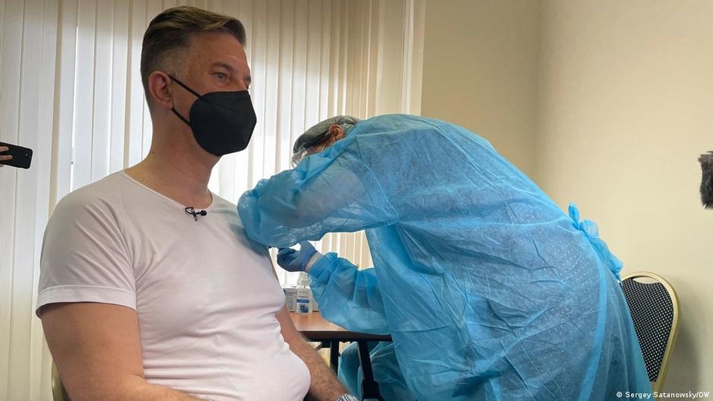 Хайнсу-Герду Пинкернелю делают прививку от ковида вакциной "Спутник V" в Москве