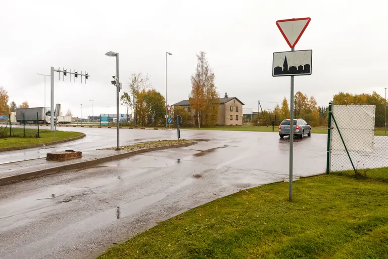 Esimene «Anna teed» märk kohustab teed andma nendele, kes Tõrva suunast tulles sõidavad otse edasi mööda teega külgnevat ala, kus nad tegelikult liigelda ei tohiks. Järgmine «Anna teed» märk kohustab teed andma sõiduteel liiklejatele. / Foto:  Arvo Meeks/Valgamaalane
