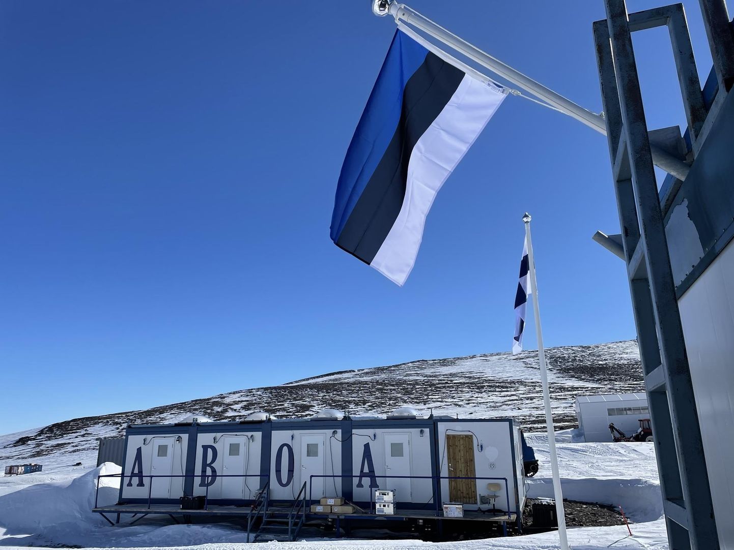 Aboa uurimisjaamas lehviv Eesti lipp on ilmselt maailma ühes kaugeimas punktis asuv sinimustvalge trikoloor.