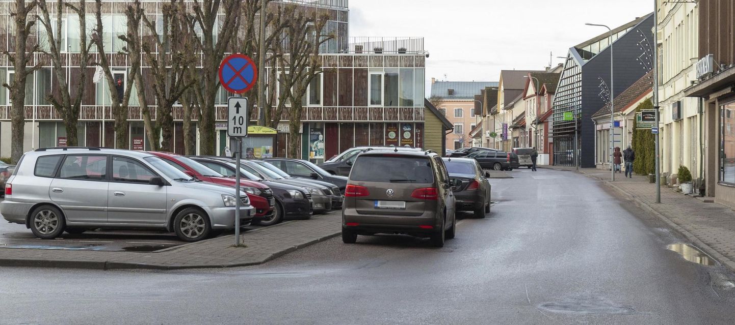 Liiklusmärgid Viljandis parkijaid tihtipeale ei sega ning rikkujat üldjuhul keegi ei karista.