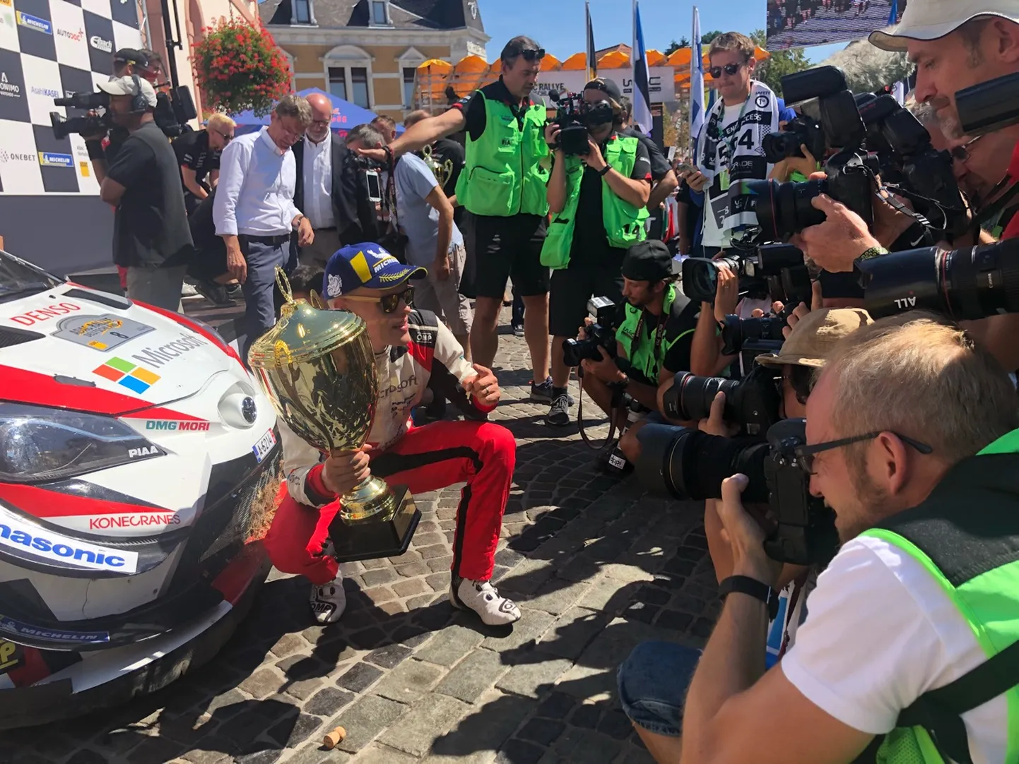 Ott Tänak võidukarikaga