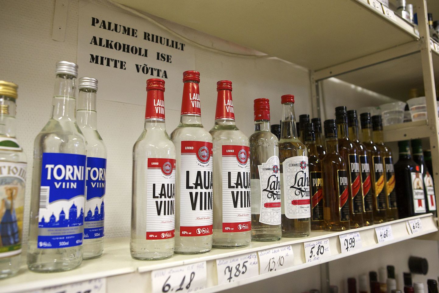 Kümme protsenti Eestis tarbitavast kangest alkoholist müüakse Läti kaudu.