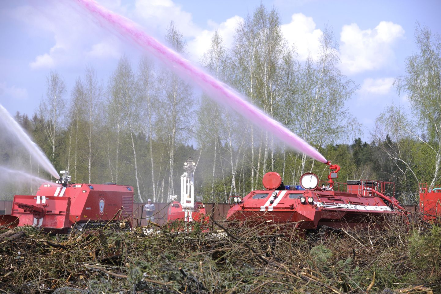 Vene tuletõrjetehnika kevadises metsas.