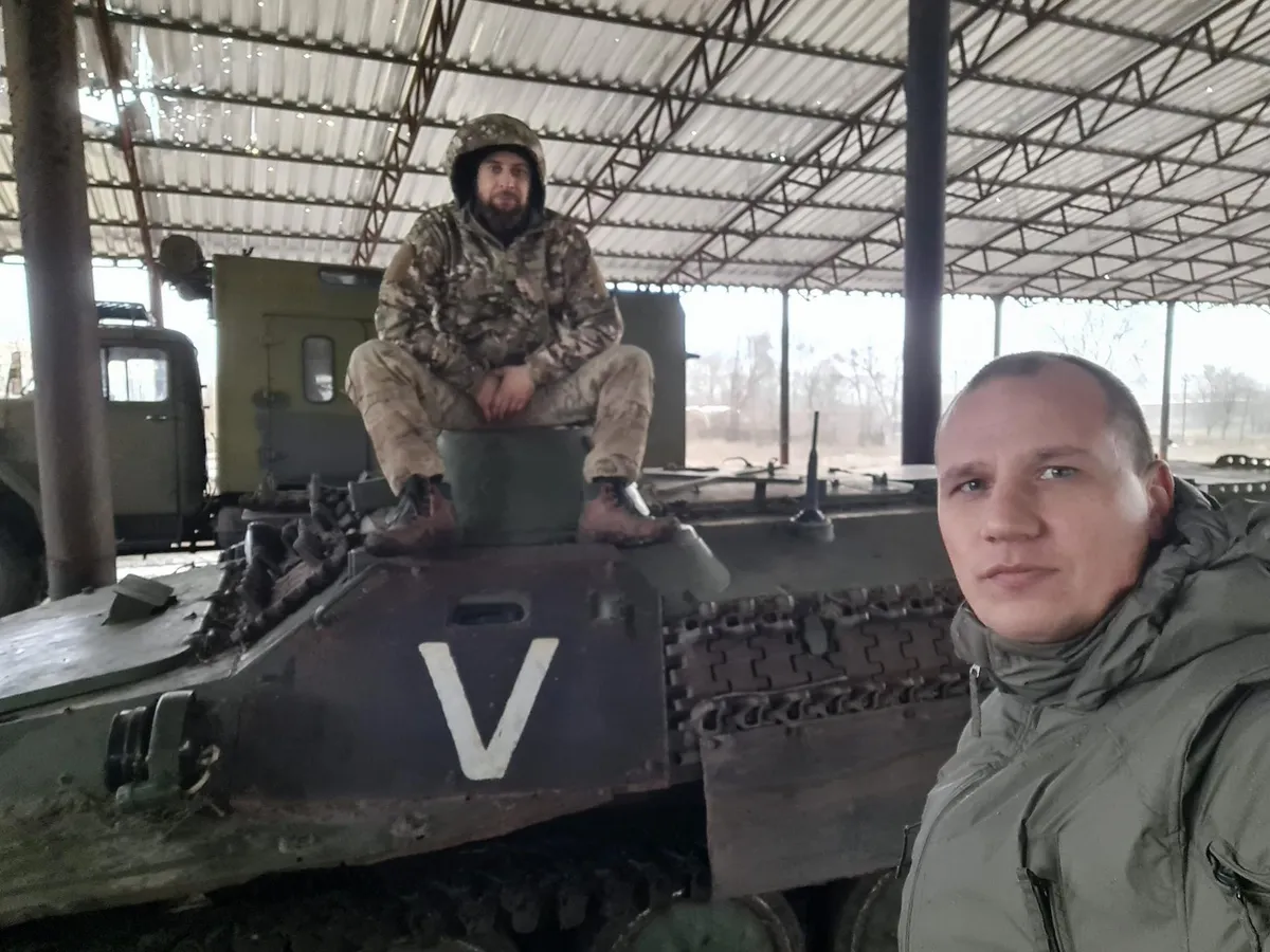 Martin Jääger with journalist Erik Tikan in Kramatorsk in front of captured Russian military equipment.