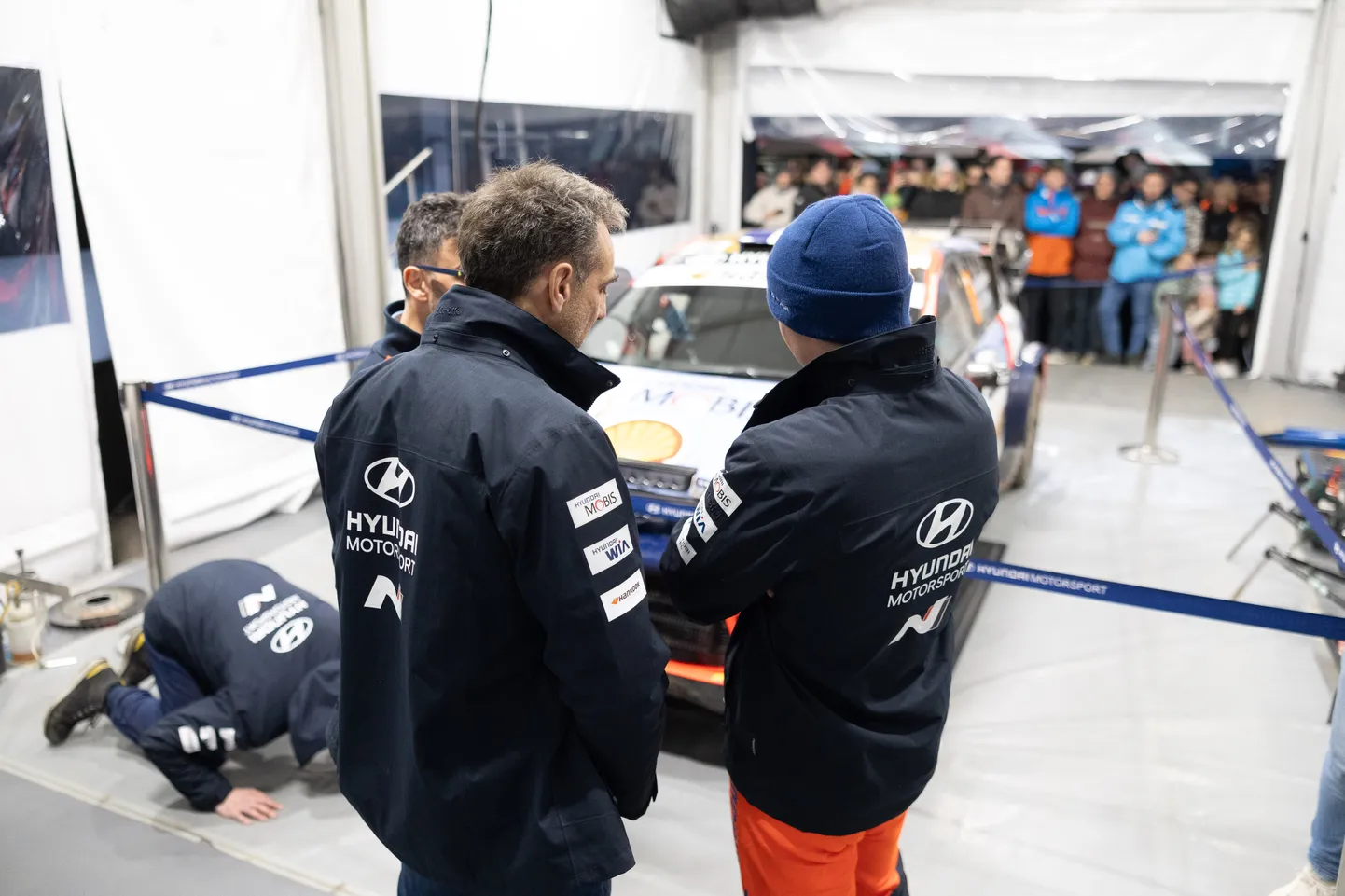 Cyril Abiteboul (vasakul) ja Adrien Fourmaux Monte Carlo rallil Hyundai i20 Rally1-auto juures. Järgmisel nädalal Rootsis tuleb Lõuna-Korea meeskond välja olulisi uuendusi saanud Rally1-autoga, mida hoitakse kiivalt avalikkuse eest saladuses.