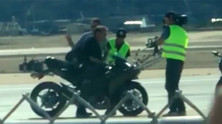 Foto uue filmi «Top Gun: Maverick» võtteplatsilt. Mootorrattal Tom Cruise