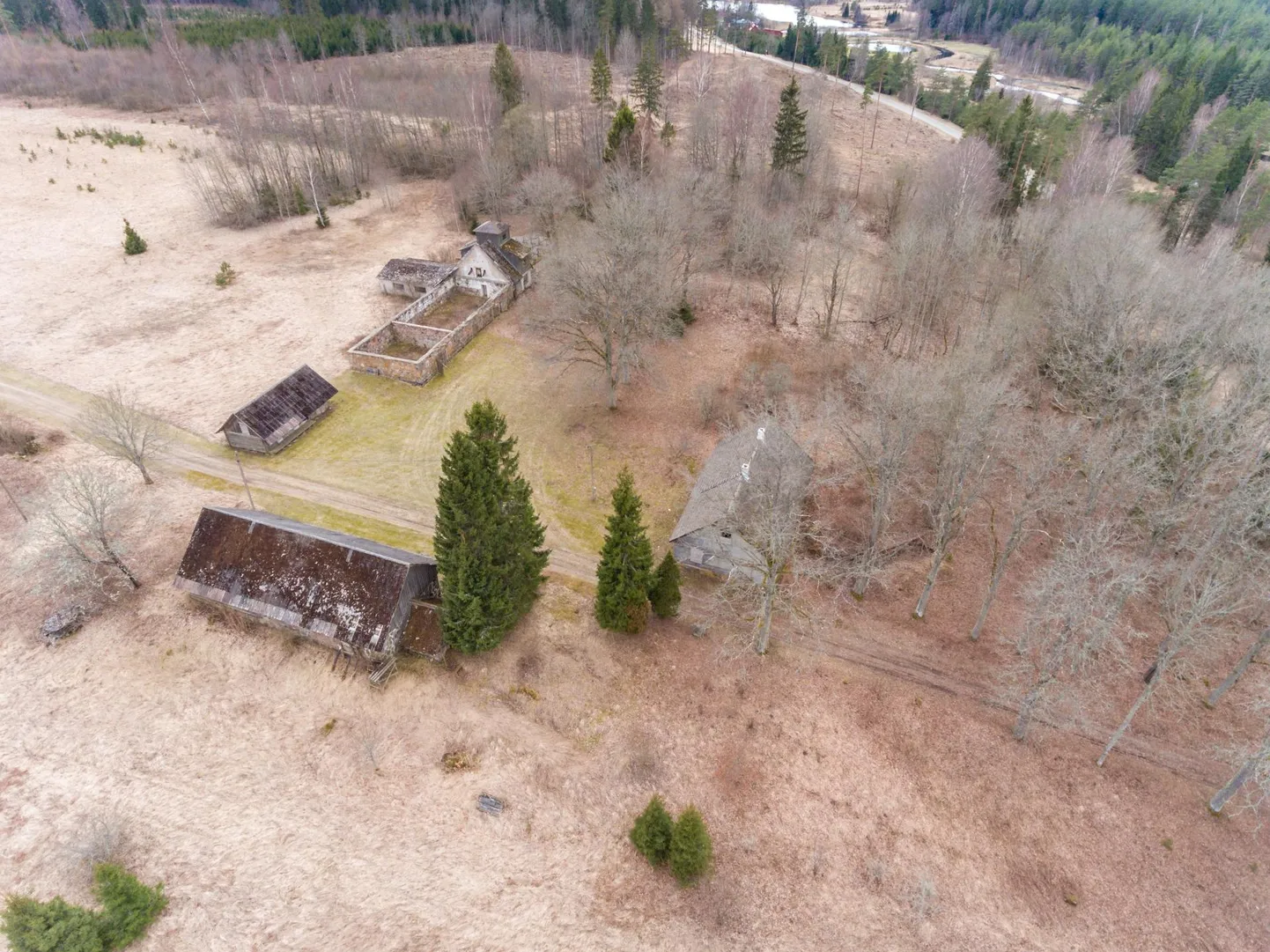 Selline Sooglemäe talukompleks, nagu pildil veel näha, on ajalugu. Juba kolmapäeval peetakse sinna rajatava Mulgimaa elamuskeskuse ekspositsioonihoone sarikapidu.
