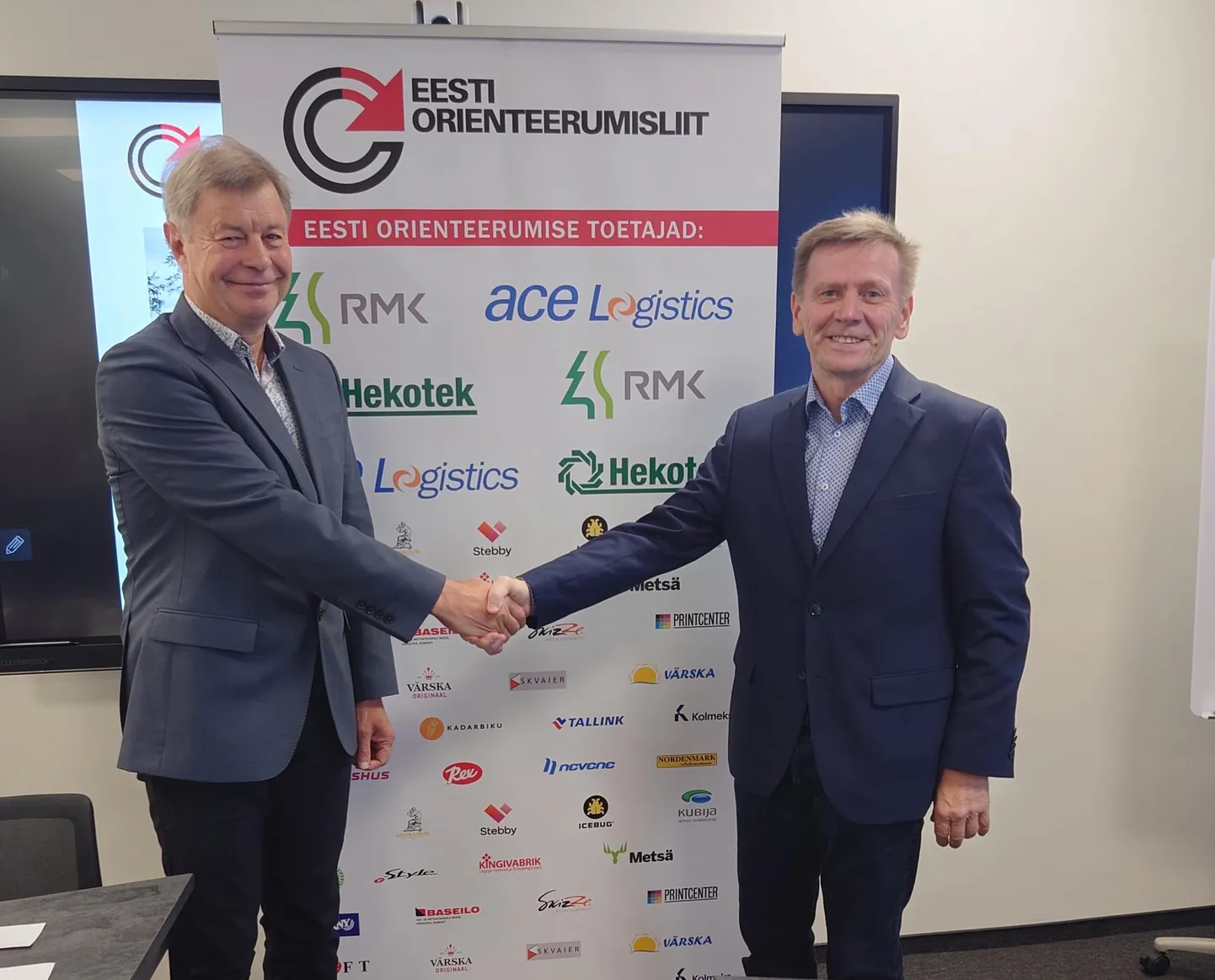 Orienteerumisliidu senine juht Aigar Pindmaa (vasakul) ja uus president Leho Haldna