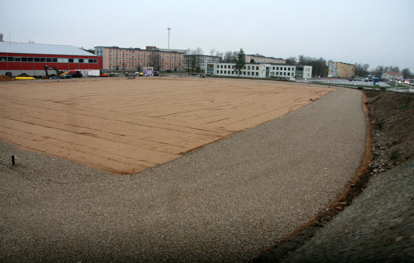 На будущем йыхвиском стадионе устроено песчаное основание футбольного поля и щебеночное основание беговой дорожки.