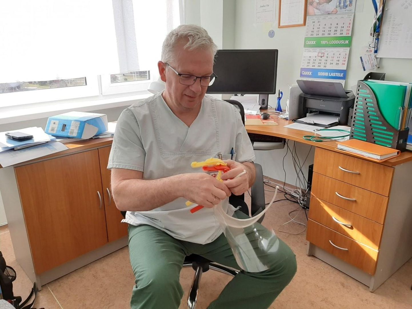 Viljandi haigla kirurgiaosakonna juht Andres Tiit on muu hulgas leidnud aega kaitsevisiiride valmistamiseks.