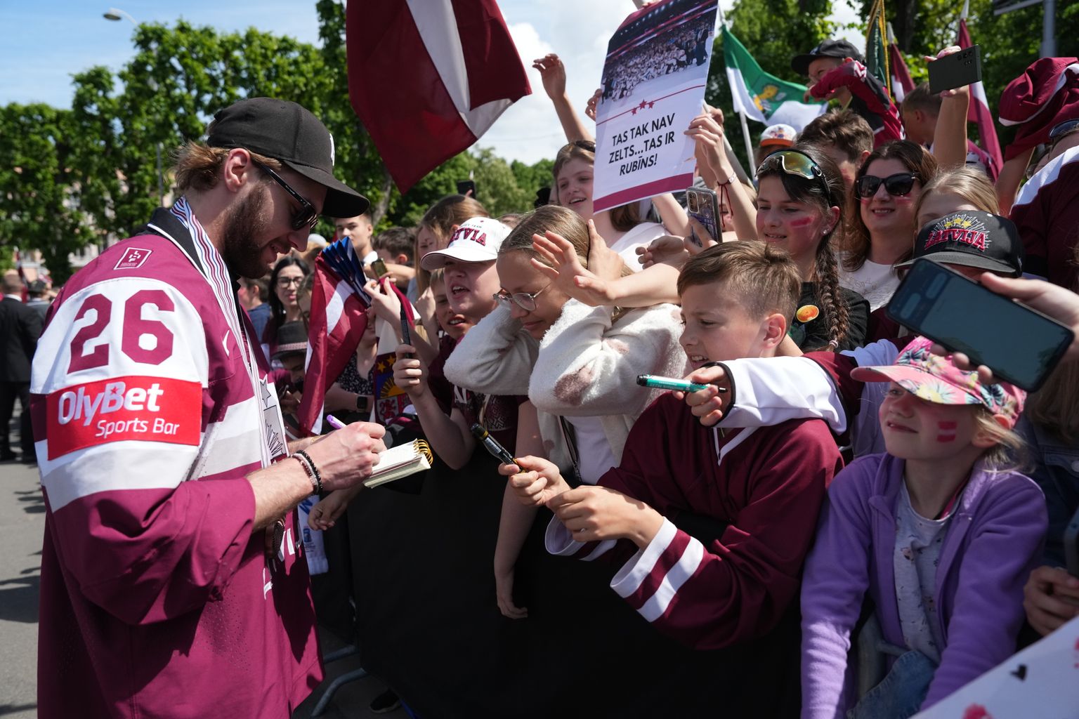 Latvijas hokeja izlases spēlētājs Uvis Jānis Balinskis sniedz autogrāfu pie Brīvības pieminekļa, kur notiek bronzas medaļas Pasaules čempionātā hokejā izcīnījušās Latvijas hokeja izlases tikšanās ar līdzjutējiem.