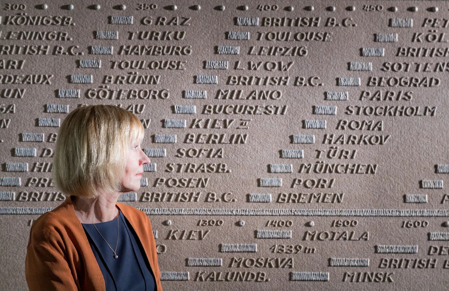 Kus sa ka ei asu, raadio saab su nüüdisajal ikka kätte. Vikerraadio peatoimetaja Riina Rõõmus Tallinnas raadiomajas kunstnik Siim-Tanel Annuse teose «Eeter» ees.